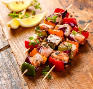 Grilled skewers of salmon and vegetables