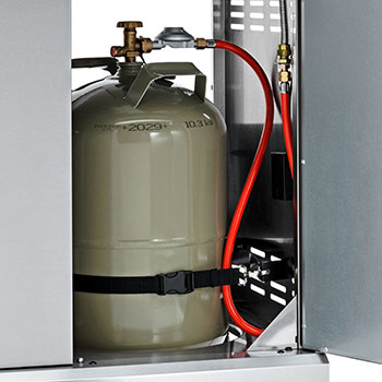 Die 11 kg Gasflasche steht angeschlossen bei geffneter Tr im Unterschrank des Grandstate Eagle.