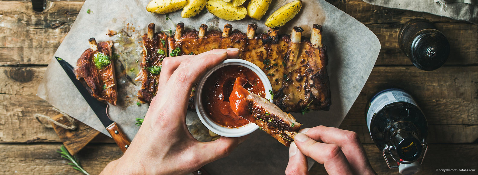 Gegrillte Spareribs, mariniert mit BBQ-Soße, bereit zum Verzehr
